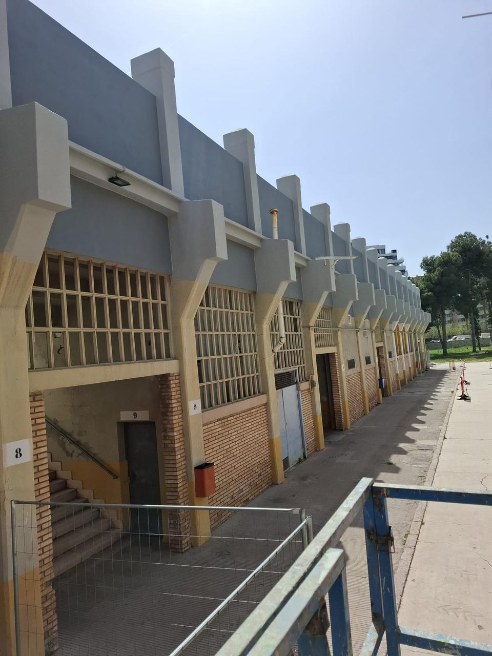 Fachada con galería de arcos después de la rehabilitación