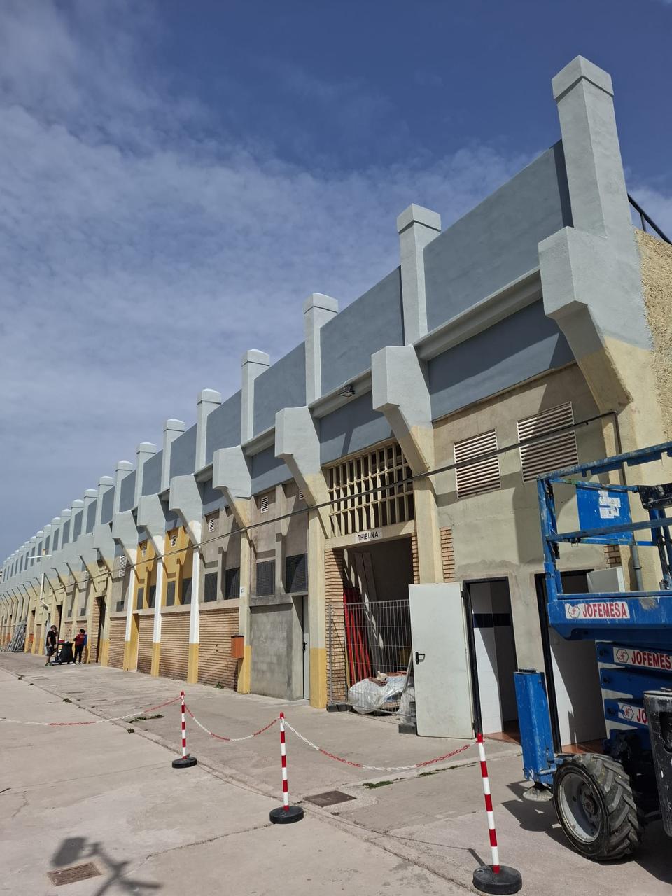 Obra de ESFER en curso con plataforma elevadora
