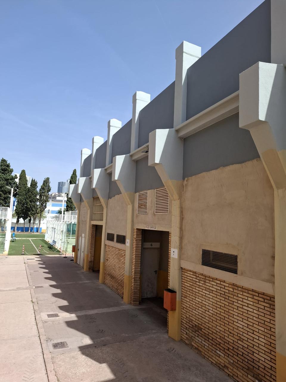 Fachada con galería de arcos antes de la rehabilitación