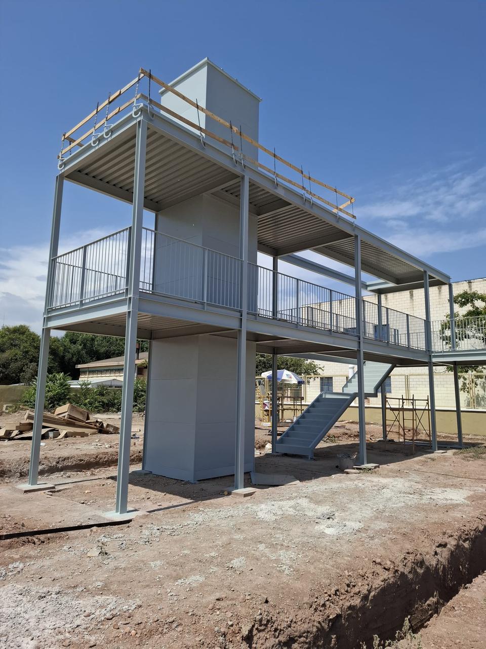 Estructura metálica de pasarelas y escaleras pintada por ESFER